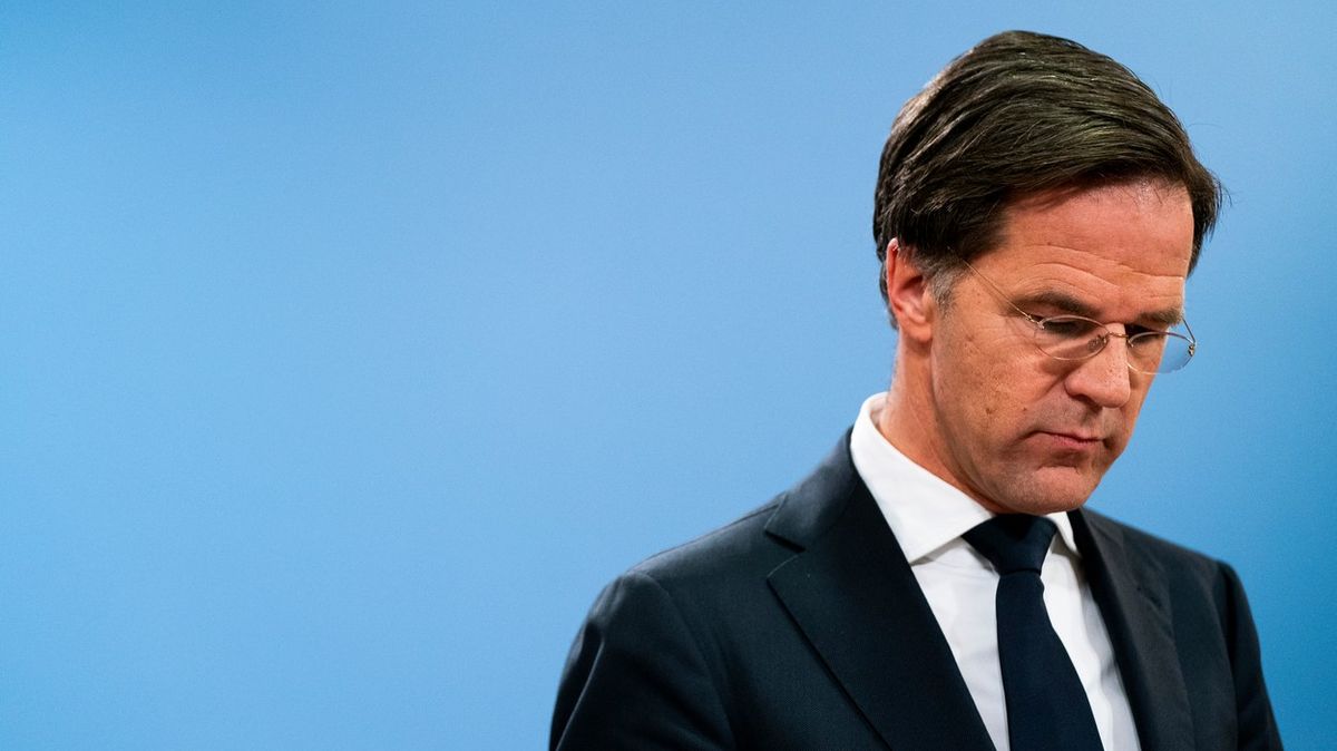 Nizozemská vláda kvůli skandálu s dávkami podala demisi. Těsně před volbami